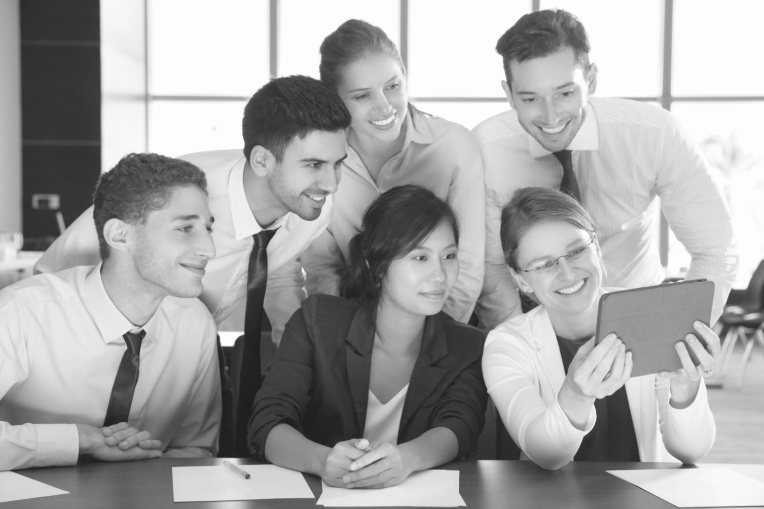 Étudiants internationaux travaillant ensemble sur leur planification financière