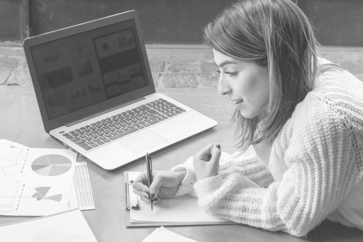 Équipe d'analystes financiers travaillant sur des prévisions budgétaires